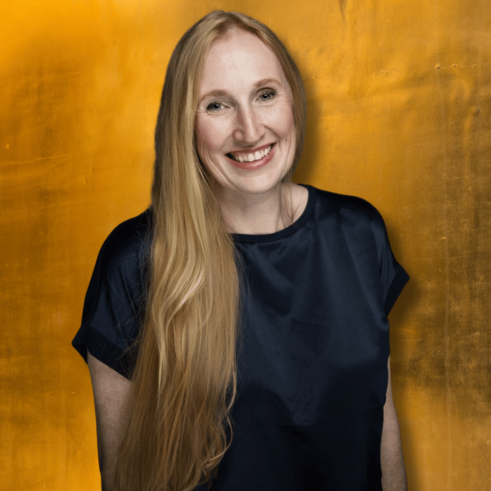 Eva Abert goldener Hintergrund